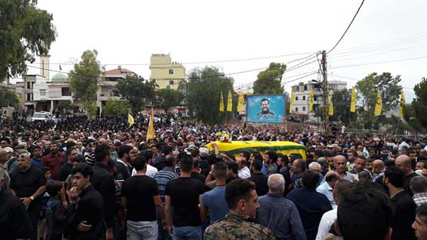 جمهور المقاومة يحمل نعش الشهيد العزي على الأكف في شوارع بلدته النبطية الفوقا