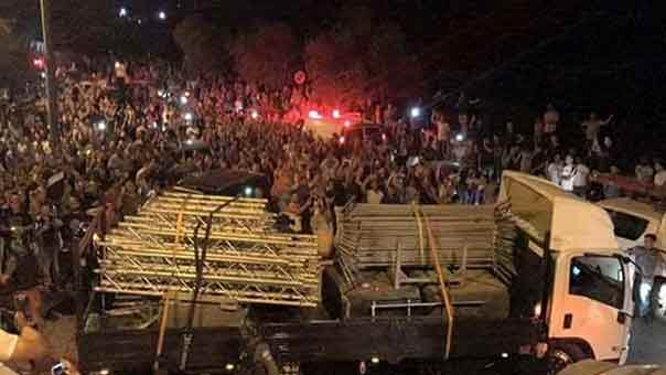 الأقصى ينتصر.. الفلسطينيون يجبرون الاحتلال على إزالة إجراءاته في المسجد المبارك 