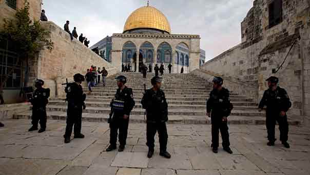 قيود صهيونية على المصلّين في المسجد الأقصى والعدو يرفع حالة التأهب في محيطه