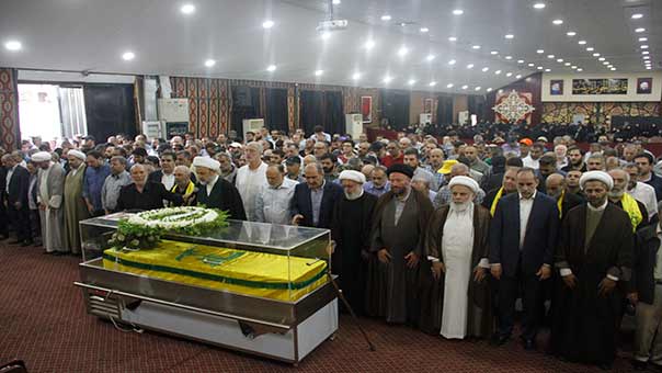 الشيخ نبيل قاووق يؤم الصلاة على جثمان الشهيد