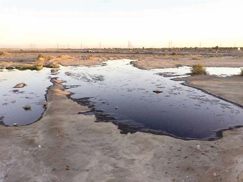 الكويت تكافح لسحب بقع نفطية متسربة جنوب مياهها الاقليمية