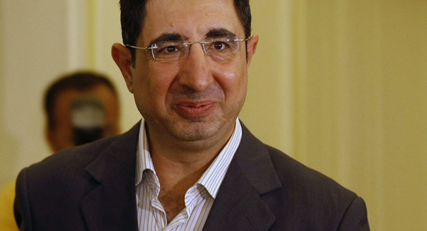 وزير الصناعة  حسين الحاج حسن