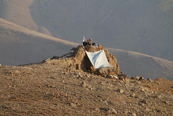 بالصور - جولة ميدانية للاعلاميين على التلال التي سيطر عليها الجيش في رأس بعلبك