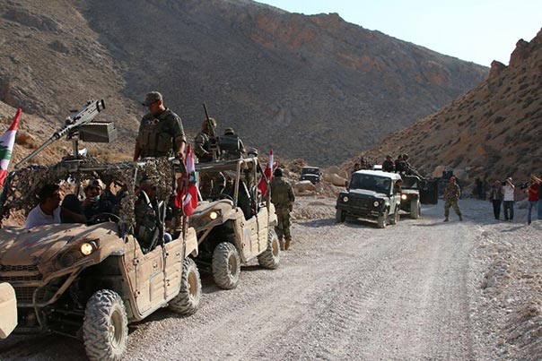 بالصور - جولة ميدانية للاعلاميين على التلال التي سيطر عليها الجيش في رأس بعلبك