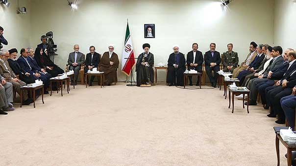 الإمام الخامنئي يستقبل الرئيس روحاني وأعضاء الحكومة الجديدة