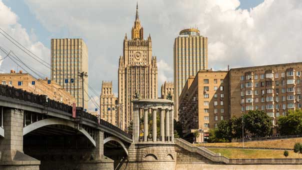 موسكو تستدعي الوزير المفوض بالسفارة الأمريكية وتحتج على تفتيش ممثلياتها الدبلوماسية