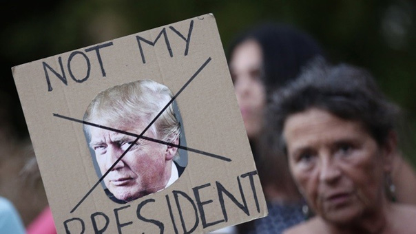 نيويورك تقاضي ترامب لإلغاءه برنامجا يمنع ترحيل المهاجرين