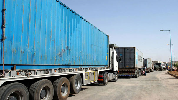 وصول قافلة محملة بالمواد الغذائية والطبية وتعليمية إلى دير الزور السورية