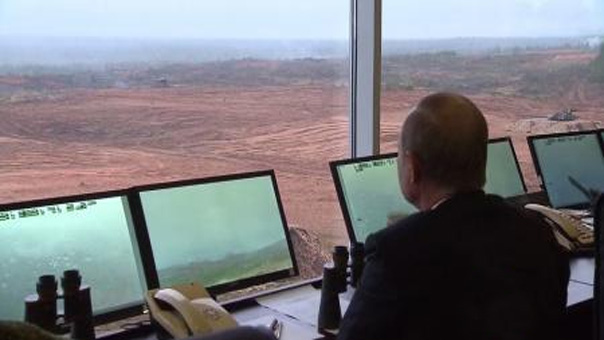 بوتين في &rsquo;عرض للقوة&rsquo;.. إنزال جوي ومحاكاة لمعارك


