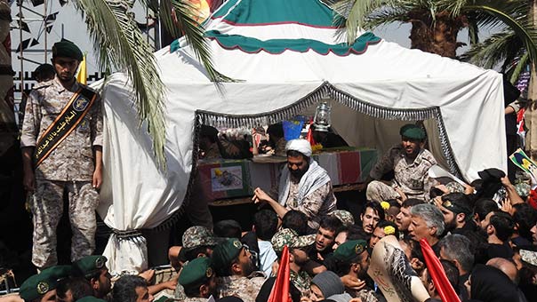 تشييع مهيب للشهيد حججي في طهران.. والإمام الخامنئي يلقي النظرة الأخيرة على جثمانه