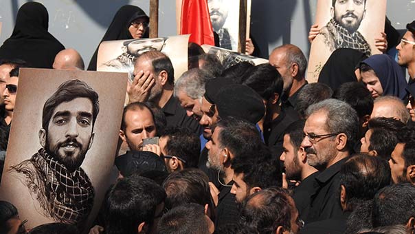 تشييع مهيب للشهيد حججي في طهران.. والإمام الخامنئي يلقي النظرة الأخيرة على جثمانه