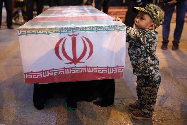 تشييع مهيب للشهيد حججي في طهران.. والإمام الخامنئي يلقي النظرة الأخيرة على جثمانه