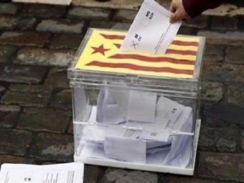 تشكيل طوابير للتصويت في استفتاء على استقلال كتالونيا عن اسبانيا