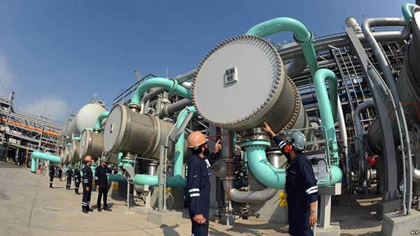 الكويت تتجه إلى خفض أعداد العمالة الوافدة في قطاع النفط