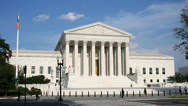 المحكمة العليا الأميركية تبطل حكماً يلغي حظر السفر الى الولايات المتحدة