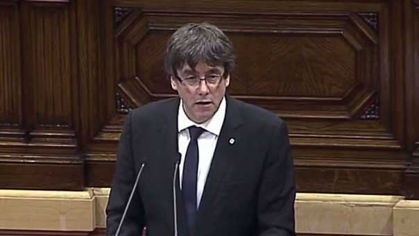 رئيس إقليم كتالونيا يعلن إستقلالاً أحادياً للإقليم عن إسبانيا.. مع وقف التنفيذ