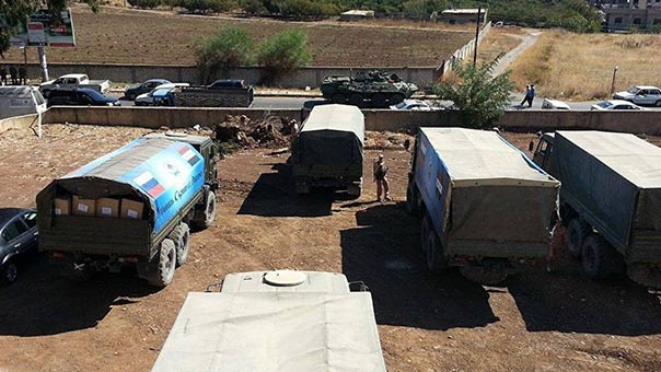 ’مركز المصالحة الروسي’ يقدّم مساعدات إنسانية للاجئين في مدينة الرستن بريف حمص