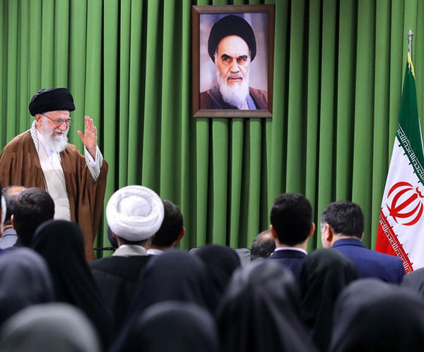 الإمام الخامنئي : إذا اقدموا على تمزيق الاتفاق النووي سنحوله إلى فتات