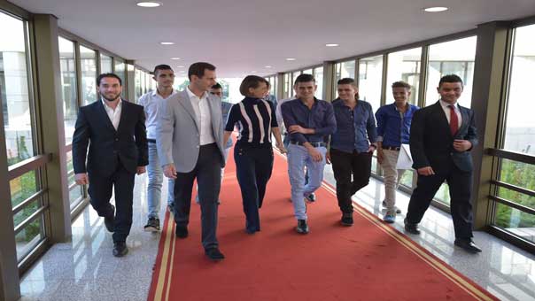 بالصور..الرئيس الأسد وزوجته يستقبلان أبناء الشهداء المتفوقين