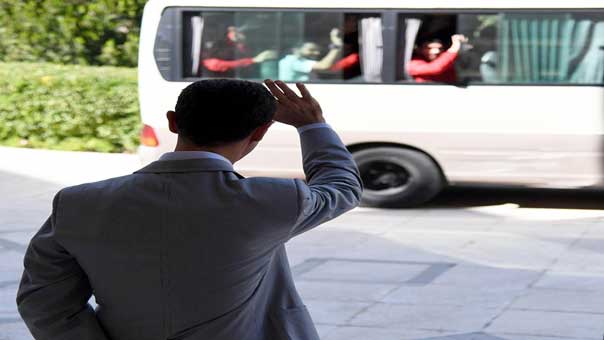 بالصور..الرئيس الأسد وزوجته يستقبلان أبناء الشهداء المتفوقين