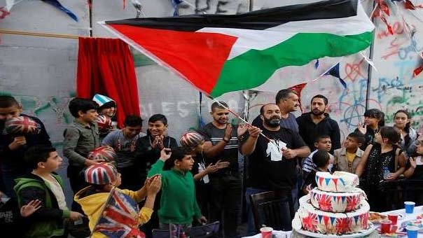 فنان بريطاني ينظّم حفل اعتذار عن ’وعد بلفور’ في فلسطين المحتلة
