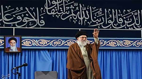 الامام الخامنئي أمام طلاب الجامعات الايرانية: التجارب الماضية تفرض ألّا نثق بالعدو
