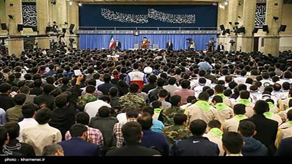الامام الخامنئي أمام طلاب الجامعات الايرانية: التجارب الماضية تفرض ألّا نثق بالعدو