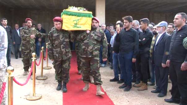 جثمان الشهيد على اكتاف المجاهدين
