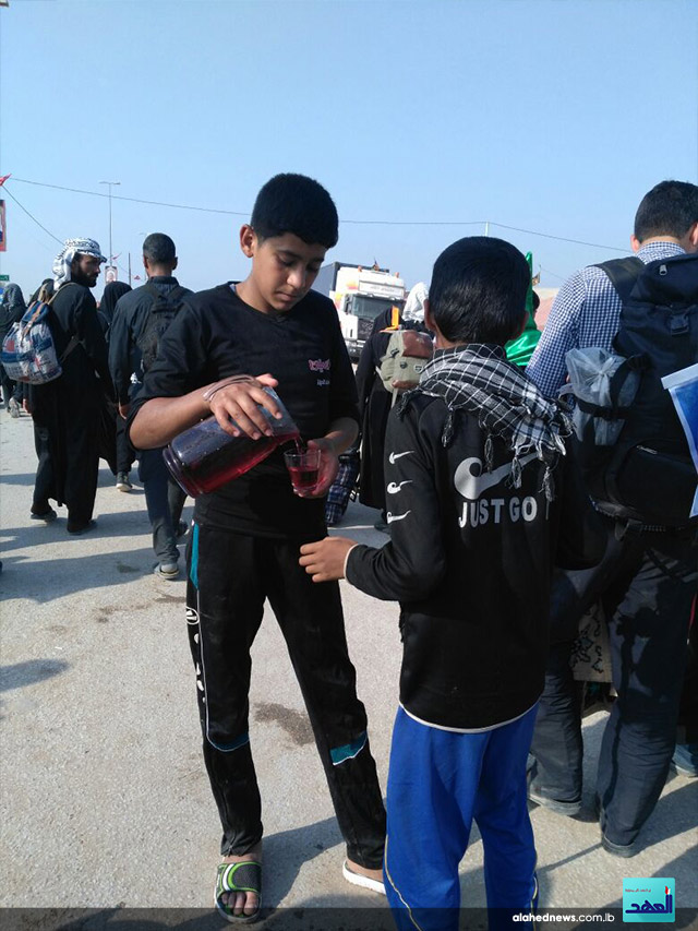 بالصور.. العهد يرافق &rsquo;المشاية&rsquo; على الطريق نحو كربلاء المقدسة