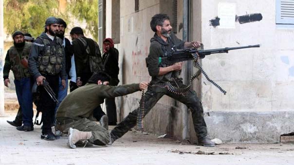 مركز المصالحة الروسي: 120 مسلحًا في سوريا تخلوا عن السلاح

