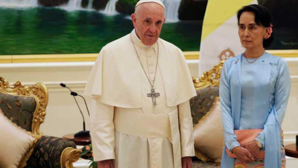 بابا الفاتيكان يدعو لاحترام الاقليات متفادياً لفظ اسم &rsquo;الروهينغا&rsquo; .. و&rsquo;أكسفورد&rsquo; تسحب وساماً من زعيمة ميانمار