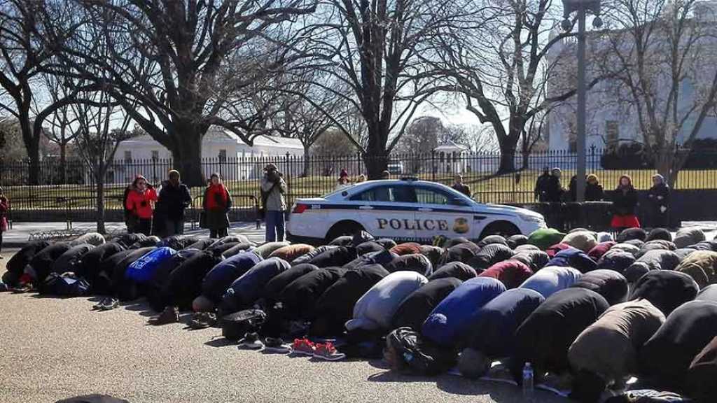 صلاة الجمعة أمام البيت الأبيض احتجاجاً على قرار ترامب بشأن القدس&nbsp;