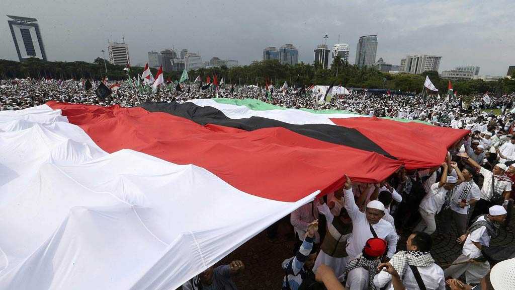 عشرات الآلاف يتظاهرون في اندونيسيا رفضا لقرار ترامب بحق القدس