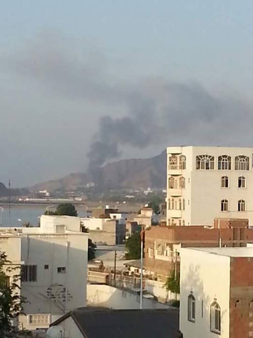 18 قتيلا معظمهم إماراتيون في قصف لمقر اقامة بحاح والقوات الإماراتية في عدن
