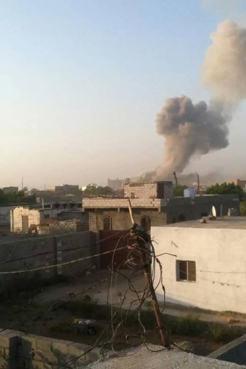 18 قتيلا معظمهم إماراتيون في قصف لمقر اقامة بحاح والقوات الإماراتية في عدن
