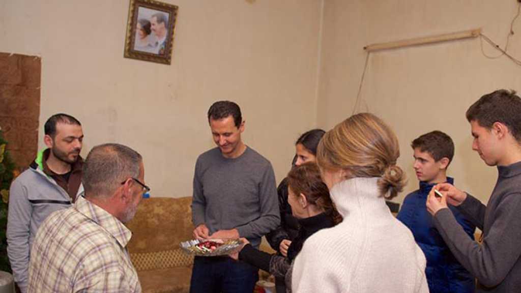 بالصور - الرئيس الأسد وعائلته في منزل أحد جرحى الجيش السوري في حمص