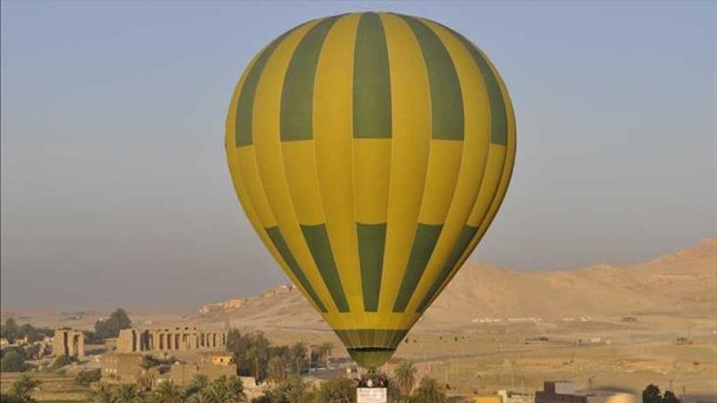 مصرع سائحة وإصابة 12 آخرين في سقوط منطاد جنوبي مصر