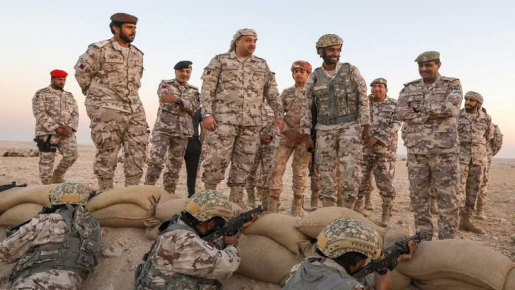 وزير الدفاع القطري بالزيّ العسكري على الحدود مع السعودية