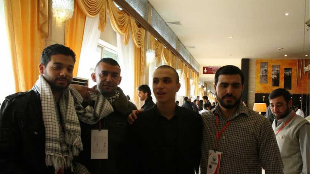 من هو الشاب الذي وزّع كوفيات قائد الثورة 