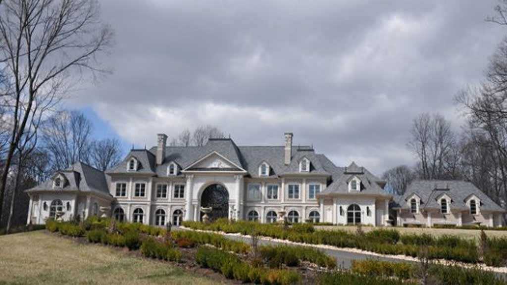 الرياض تواصل سياساتها التقشفية بحق مواطنيها.. ونجل الملك يستأجر طائرة بـ30 ألف دولار في الساعة