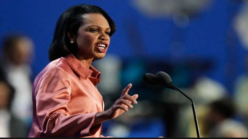 طالبة أمريكية لكوندليزا رايس: أنتِ قاتلة ومجرمة حرب ومكانُكِ السجن