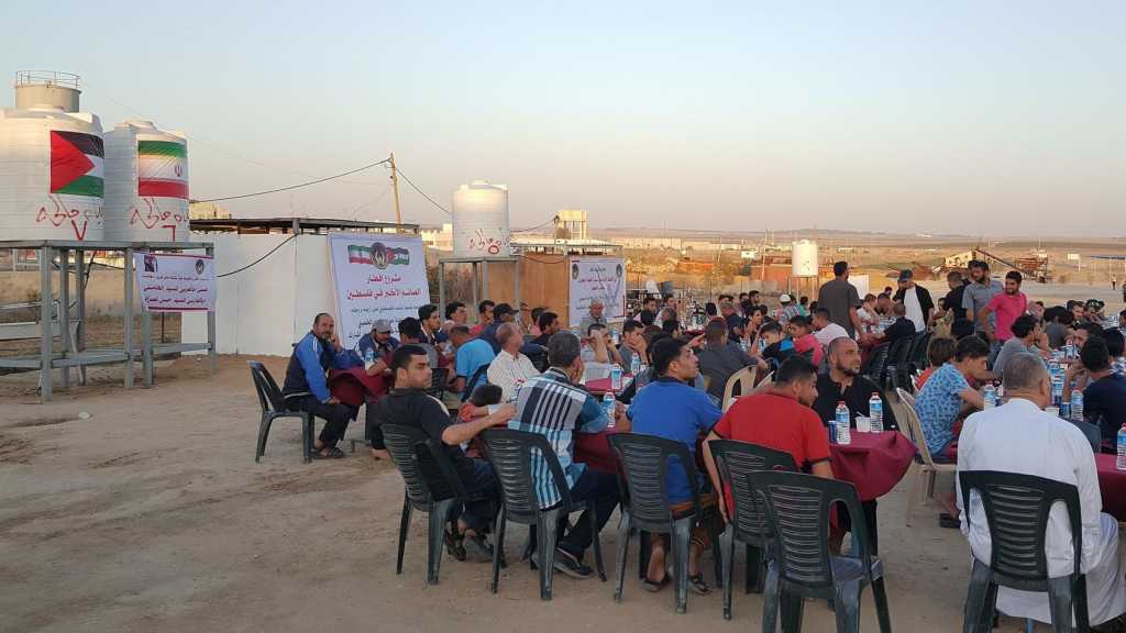 لجنة الامداد&rsquo; الايرانية تقيم افطارا لآلاف الفلسطينيين داخل مخيمات العودة شرق غزة