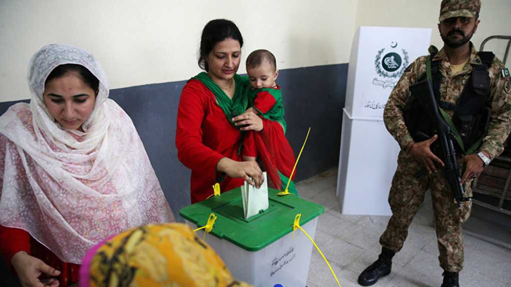 فرز نتائج الانتخابات الباكستانية يتواصل .. تقدم لافت لعمران خان وخسارة فاضحة لنواز شريف