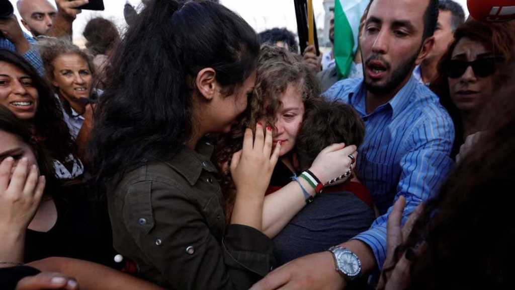 المناضلة عهد التميمي ووالدتها تعانقان الحرية