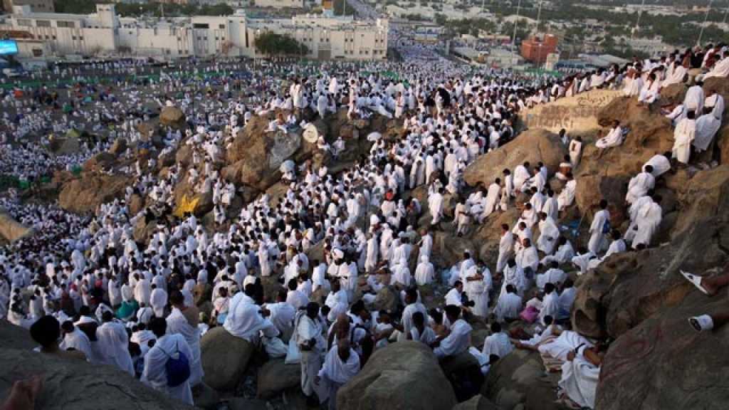 أكثر من مليوني حاج يقفون على صعيد عرفة