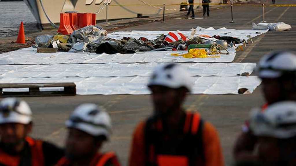 رجال الإنقاذ في إندونيسيا يواصلون انتشال جثث ضحايا الطائرة المنكوبة