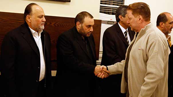 بالصور.. حزب الله وعائلة القنطار يتقبلون التعازي باستشهاده