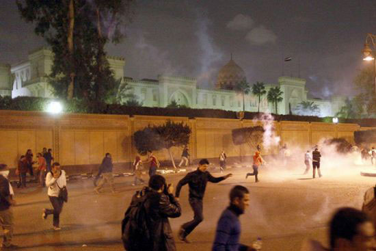 تعزيزات أمنية في محيط القصر الرئاسي بمصر..والمعارضة تحشد لمظاهرات الغد  