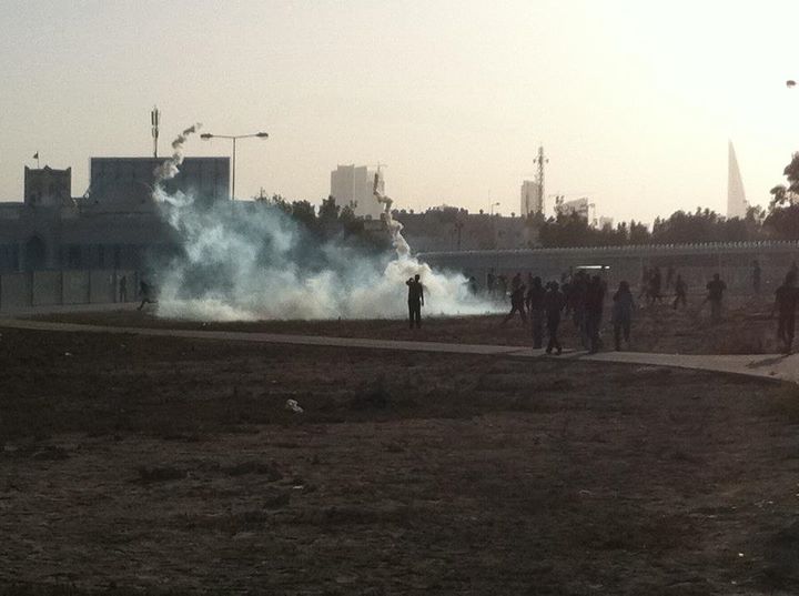 البحرين: قوات الأمن ومسلحين مدنيين يعتدون على المشاركين في دفن الشهيد يوسف موالي

