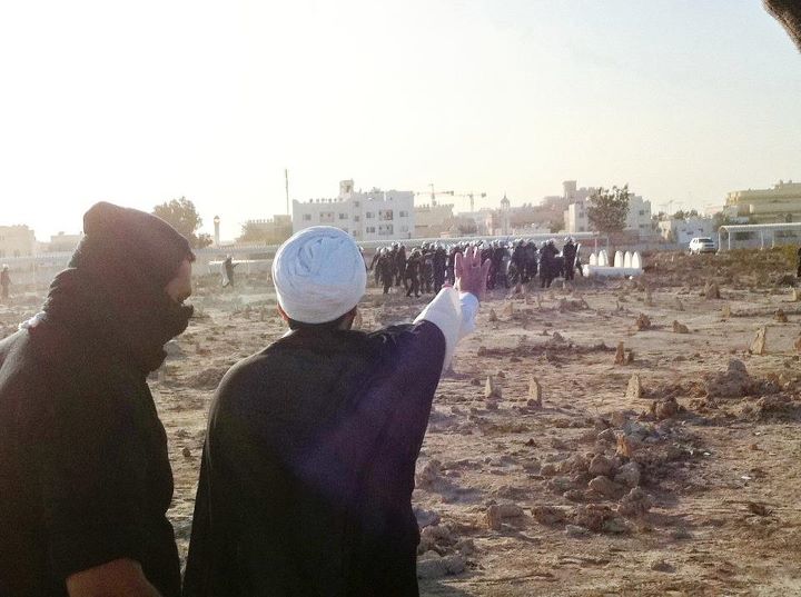 البحرين: قوات الأمن ومسلحين مدنيين يعتدون على المشاركين في دفن الشهيد يوسف موالي

